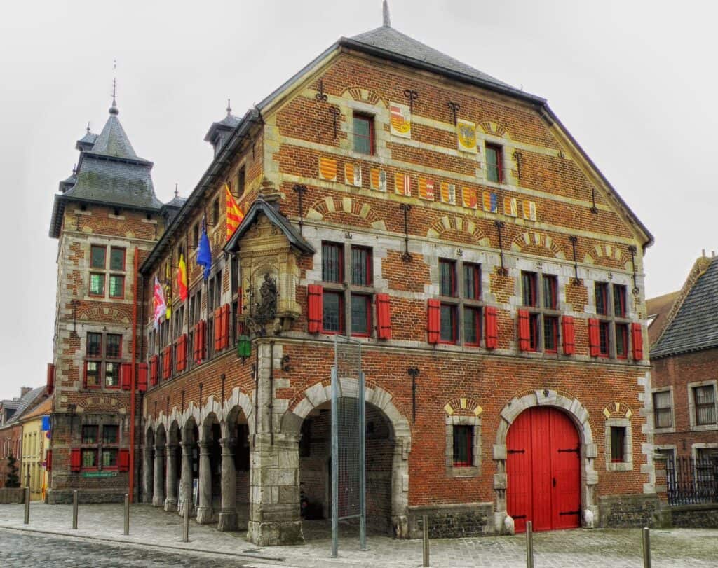 Historisch gebouw met rode deuren in Haspengouw