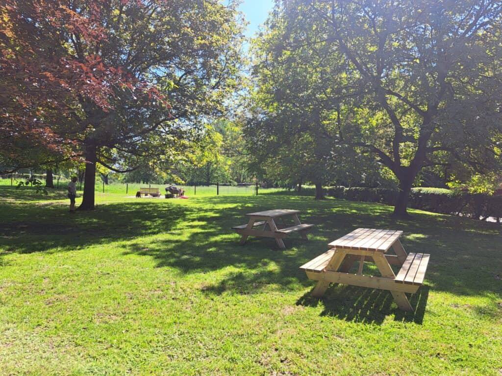 Tuin met picknicktafel bij de vakantiewoningen