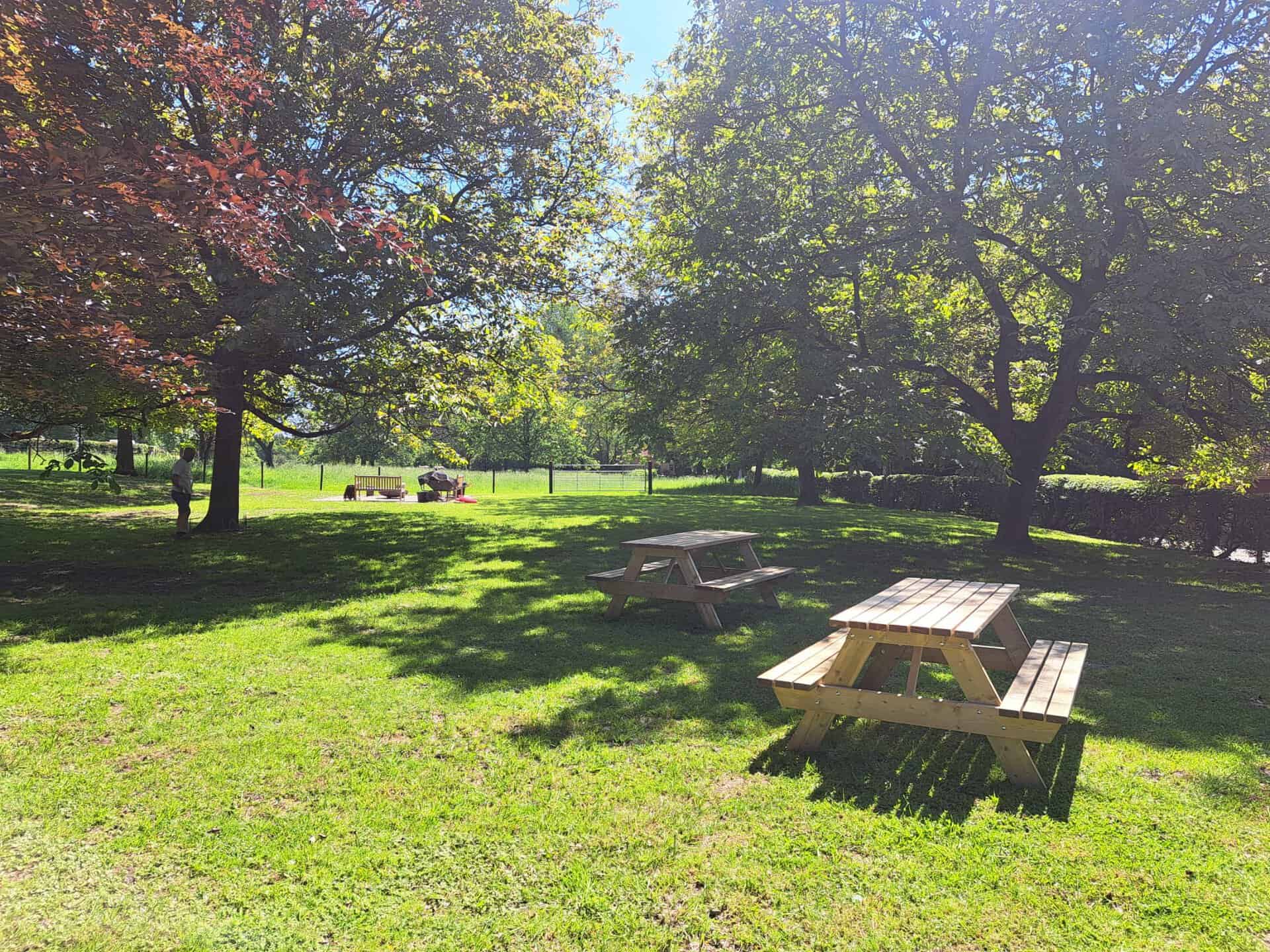 Tuin met picknicktafel bij de vakantiewoningen
