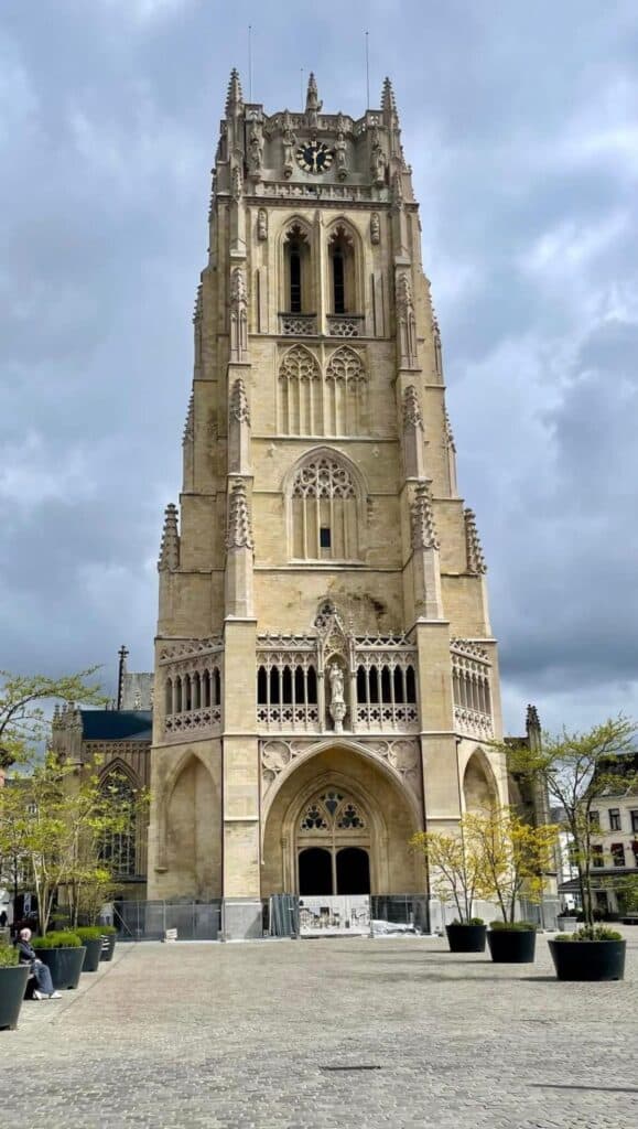 Historische kerktoren in Haspengouw