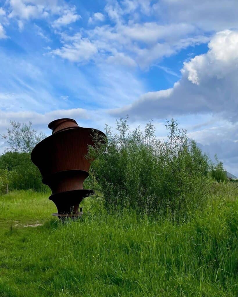 Kunstwerk Time Capsule tussen het groen