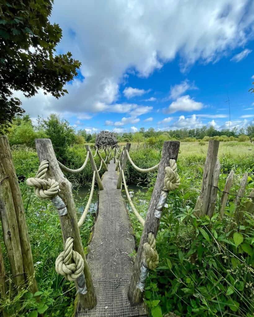 Wandelpad met houten omheining