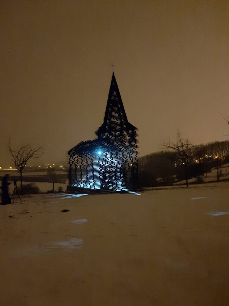 Doorkijkkerkje in een besneeuwd landschap
