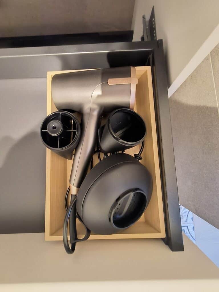 Haardroger aanwezig in alle badkamers van de vakantiewoning bij Hof van Sassenbroek in Tongeren-Borgloon, Haspengouw.