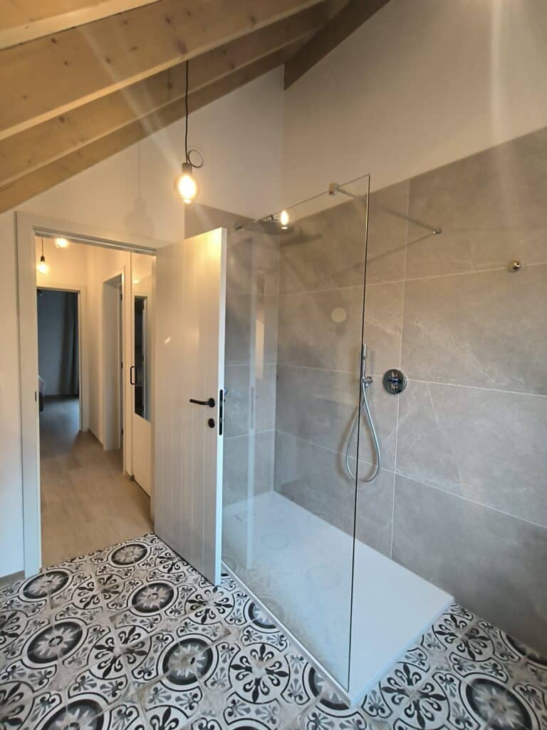 Badkamer met inloopdouche in de vakantiewoning bij Hof van Sassenbroek in Tongeren-Borgloon, Haspengouw.