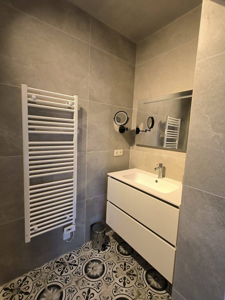 Lavabo met anti-condens spiegel en schmink- of scheerspiegel in de vakantiewoning bij Hof van Sassenbroek in Tongeren-Borgloon, Haspengouw.