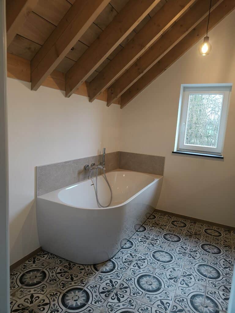 Ligbad in de badkamer van de vakantiewoning bij Hof van Sassenbroek in Tongeren-Borgloon, Haspengouw.