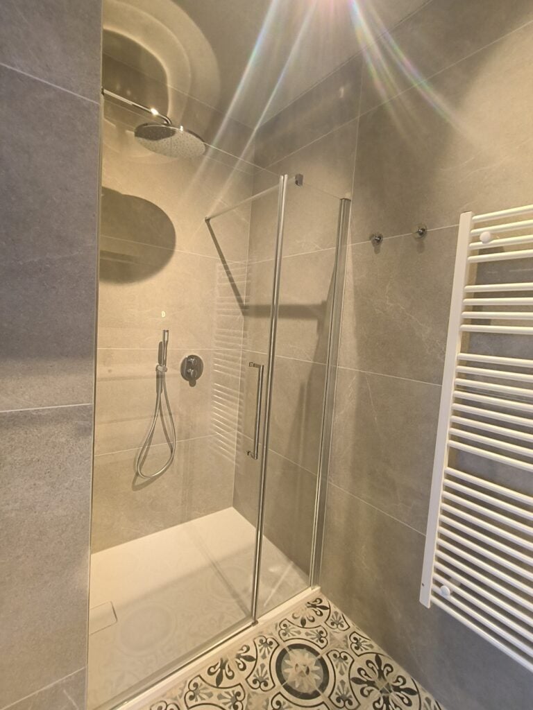 Regendouche op de gelijkvloers in de badkamer van de vakantiewoning bij Hof van Sassenbroek in Tongeren-Borgloon, Haspengouw.