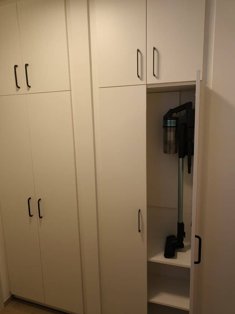 Steelstofzuiger en bergkast in de gang van de vakantiewoning bij Hof van Sassenbroek in Tongeren-Borgloon, Haspengouw.