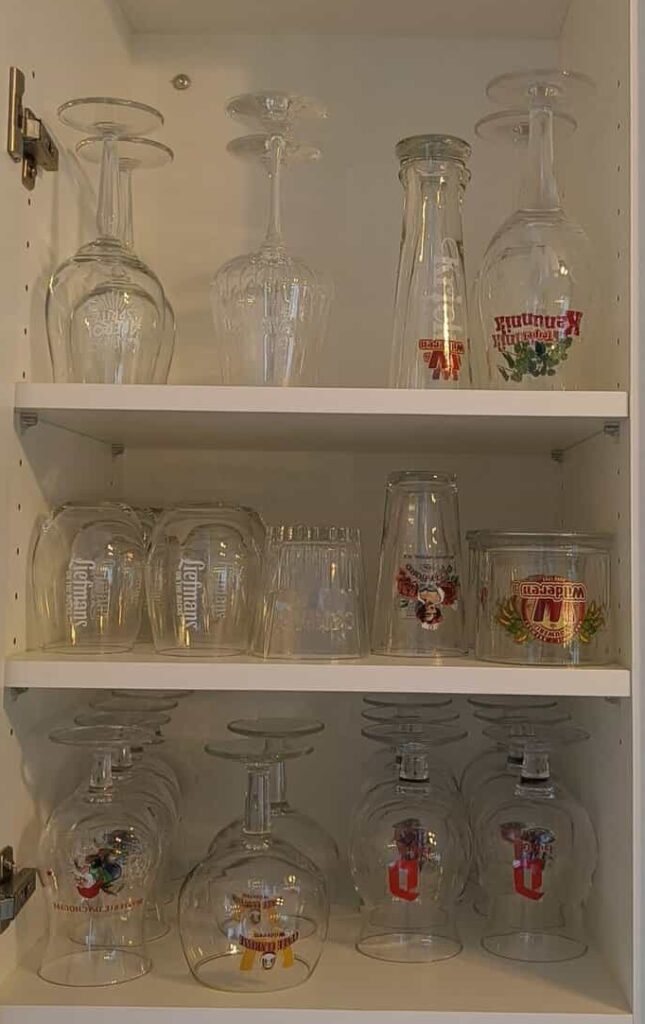 Bierglazen aanwezig in de keuken van de vakantiewoning bij Hof van Sassenbroek in Tongeren-Borgloon, Haspengouw.