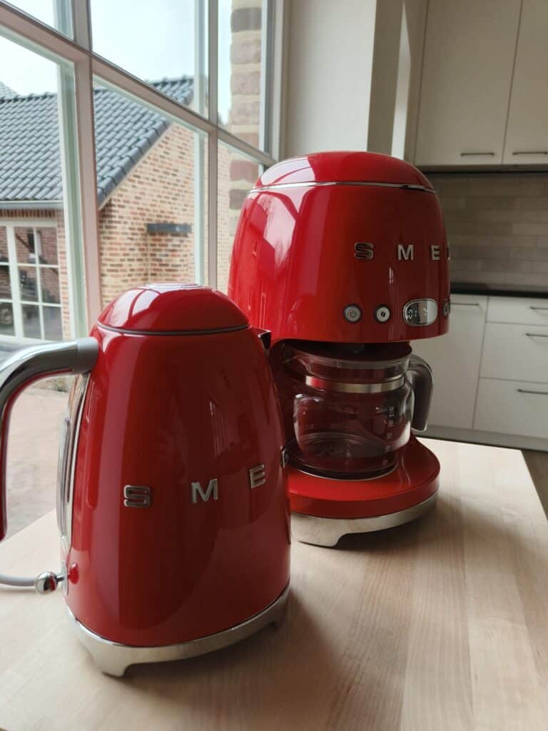 Koffiezet en waterkoker in de keuken van de vakantiewoning bij Hof van Sassenbroek in Tongeren-Borgloon, Haspengouw.