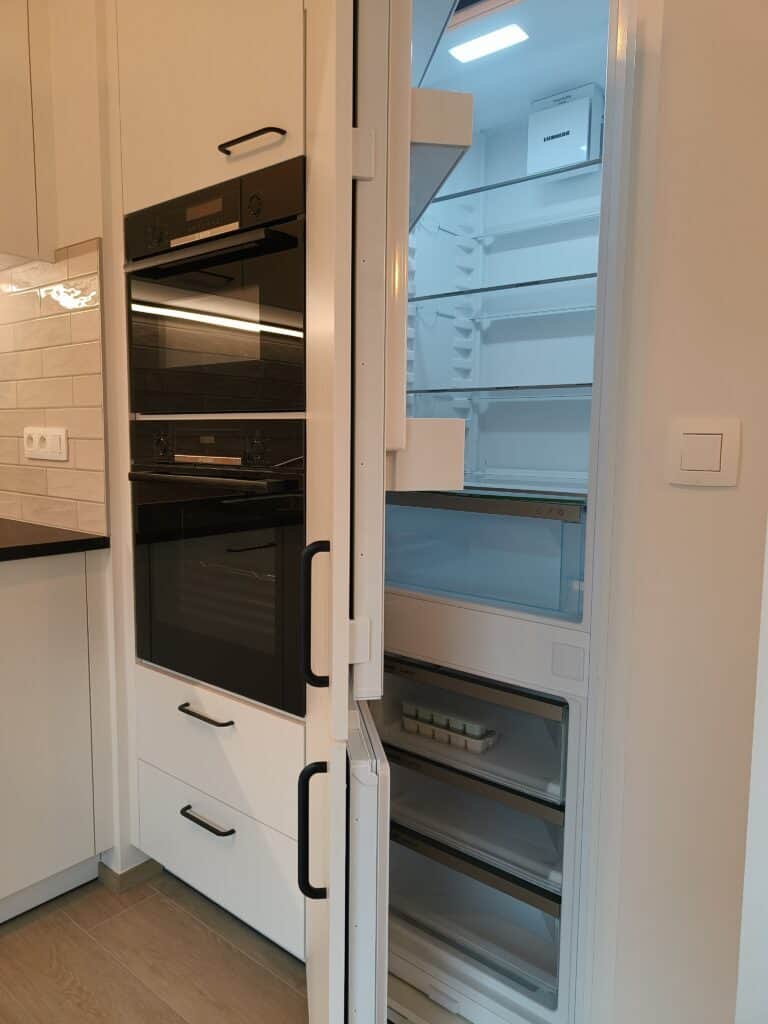 Keuken met oven, combi, koelkast en diepvries in de vakantiewoning bij Hof van Sassenbroek in Tongeren-Borgloon, Haspengouw.