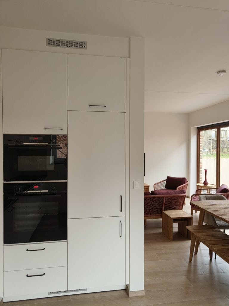 Keuken met oven, combi, koelkast en diepvries in de vakantiewoning bij Hof van Sassenbroek in Tongeren-Borgloon, Haspengouw.