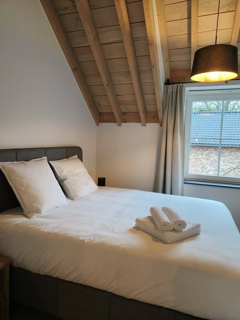 Slaapkamer in de vakantiewoning bij Hof van Sassenbroek in Tongeren-Borgloon, Haspengouw.