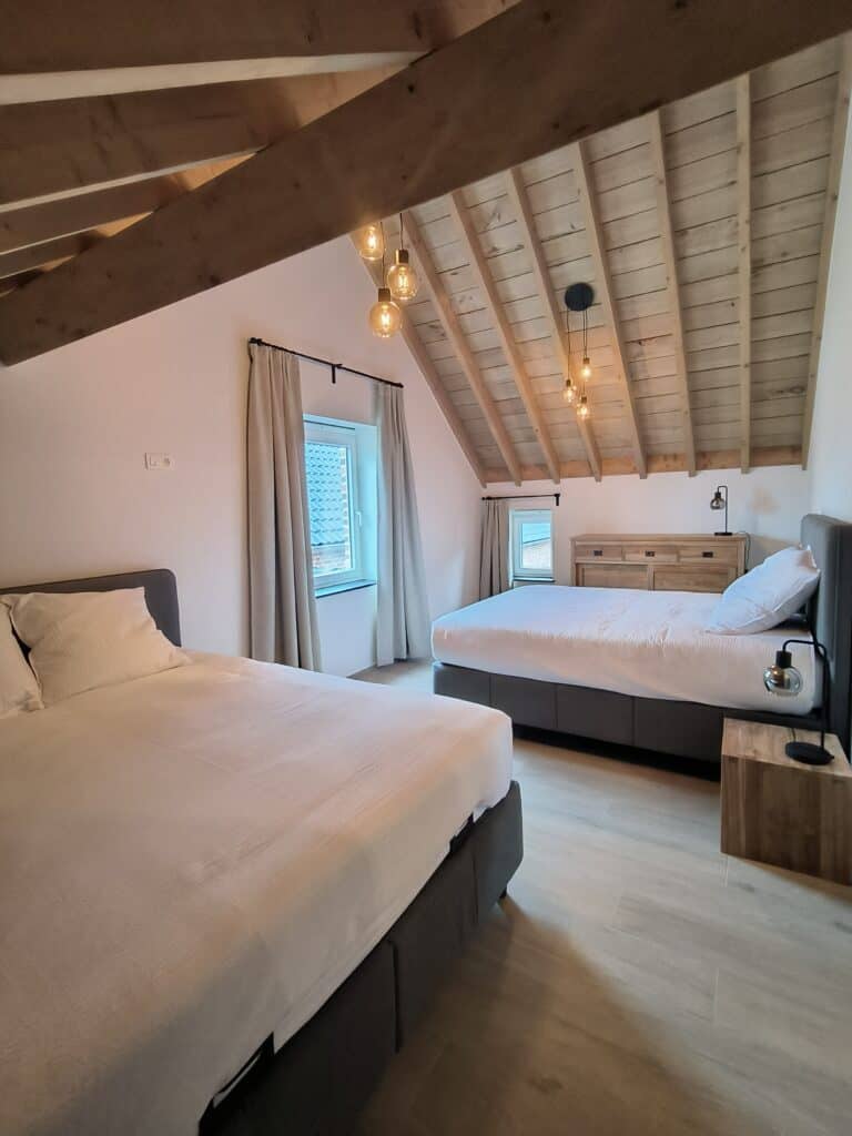 Slaapkamer voor vier personen in de vakantiewoning bij Hof van Sassenbroek in Tongeren-Borgloon, Haspengouw.