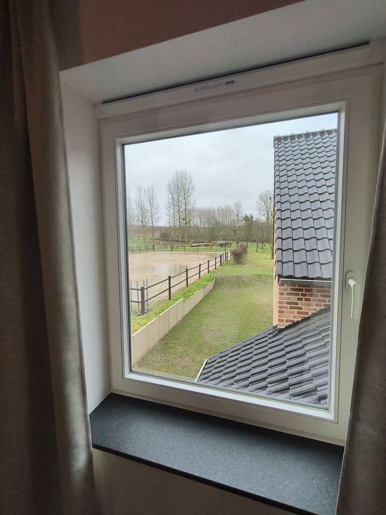 Uitzicht vanuit de slaapkamer van de vakantiewoning bij Hof van Sassenbroek in Tongeren-Borgloon, Haspengouw.