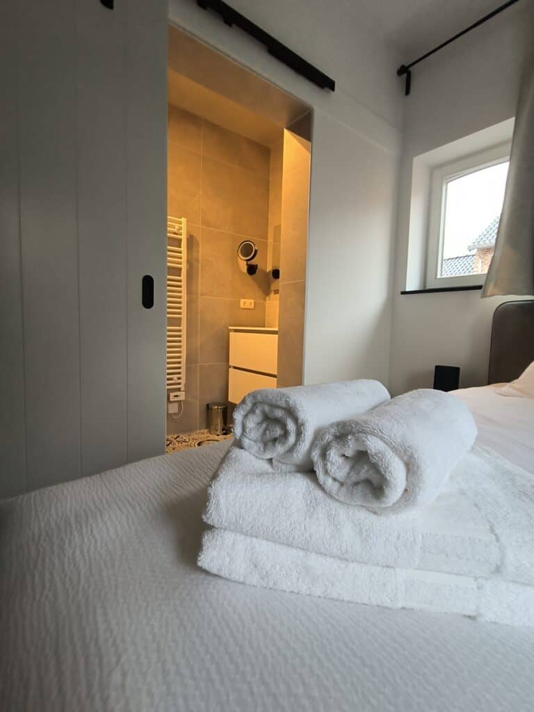 Voorziene handdoeken in de slaapkamer van de vakantiewoning bij Hof van Sassenbroek in Tongeren-Borgloon, Haspengouw.