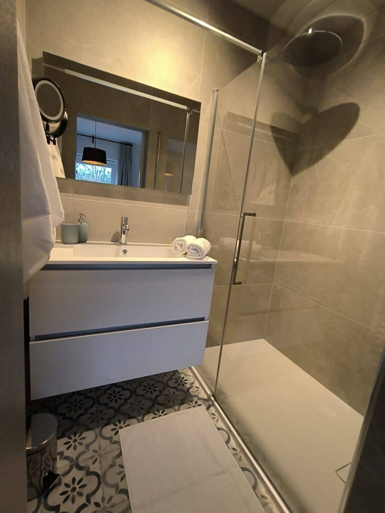 Badkamer op het gelijkvloers in het brouwhuis van de vakantiewoning bij Hof van Sassenbroek in Tongeren-Borgloon, Haspengouw.