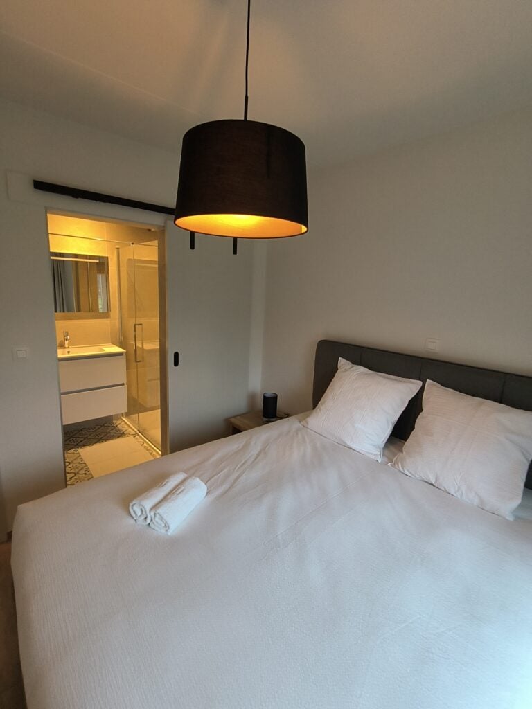Slaapkamer op het gelijkvloers van het brouwhuis van de vakantiewoning bij Hof van Sassenbroek in Tongeren-Borgloon, Haspengouw