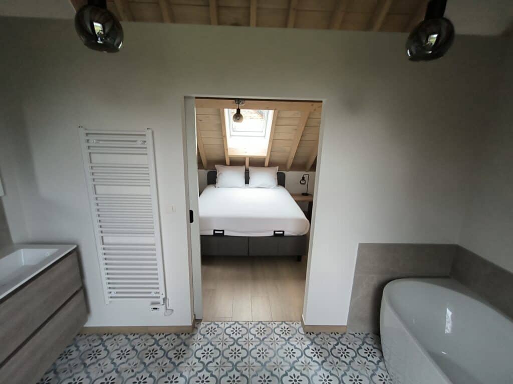 En-suite badkamer met bad en lavabo van het Brouwhuis van de vakantiewoning bij Hof van Sassenboek in Tongeren-Borgloon, Haspengouw