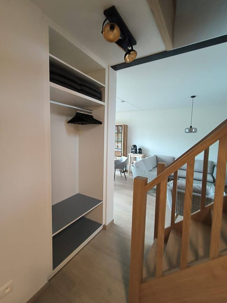 Gang met bergkast in het brouwhuis van de vakantiewoning bij Hof van Sassenbroek in Tongeren-Borgloon, Haspengouw.