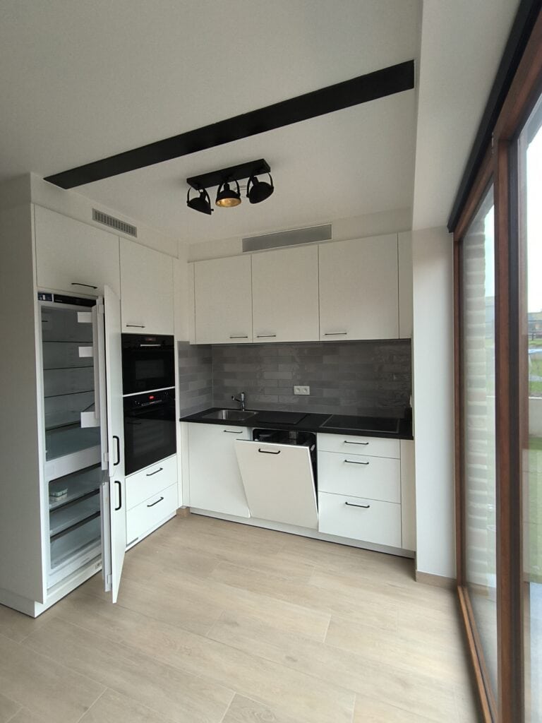 Keuken met oven, combi, koelkast, diepvries, inductiekookplaat en spoelbak in het brouwhuis van de vakantiewoning bij Hof van Sassenbroek in Tongeren-Borgloon, Haspengouw.