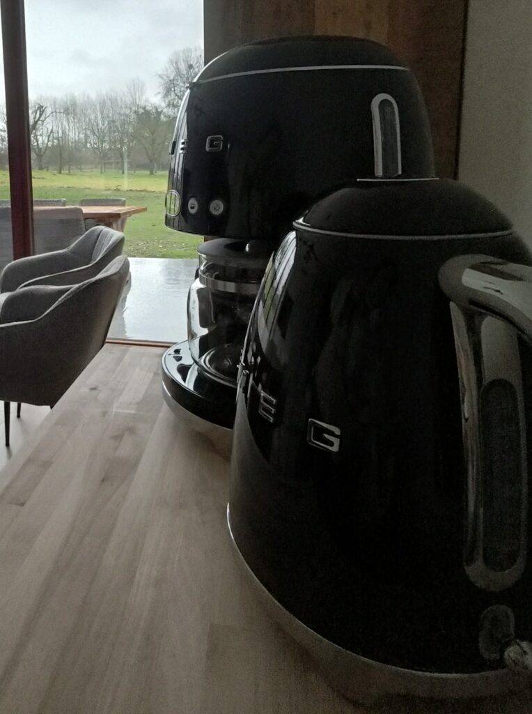 Koffiezet en waterkoker in de keuken van het brouwhuis van de vakantiewoning bij Hof van Sassenbroek in Tongeren-Borgloon, Haspengouw.