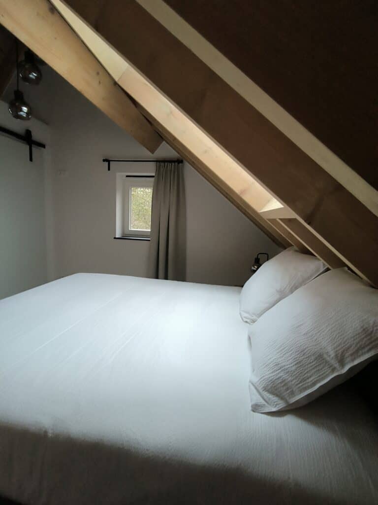 Derde slaapkamer in het brouwhuis van de vakantiewoning bij Hof van Sassenbroek in Tongeren-Borgloon, Haspengouw.