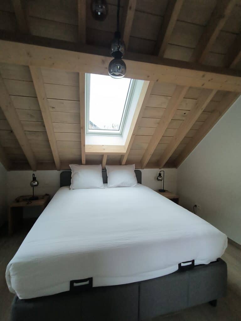 Tweede slaapkamer in het brouwhuis van de vakantiewoning bij Hof van Sassenbroek in Tongeren-Borgloon, Haspengouw.