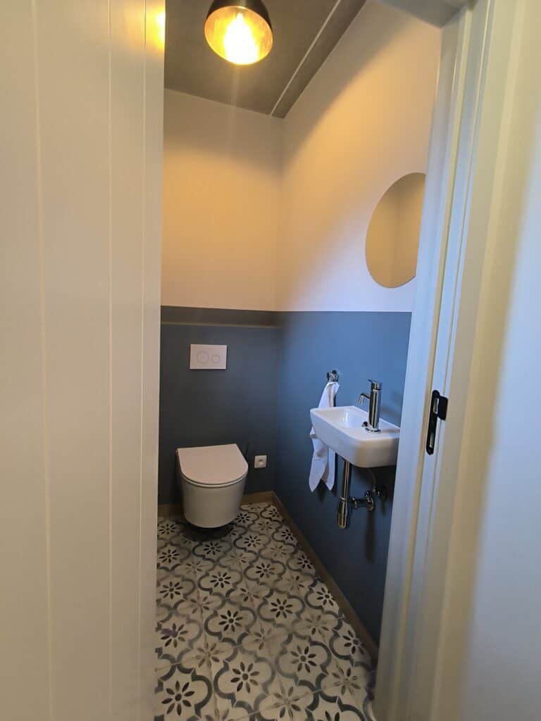 Toilet op het gelijkvloers van het brouwhuis van de vakantiewoning bij Hof van Sassenbroek in Tongeren-Borgloon, Haspengouw.