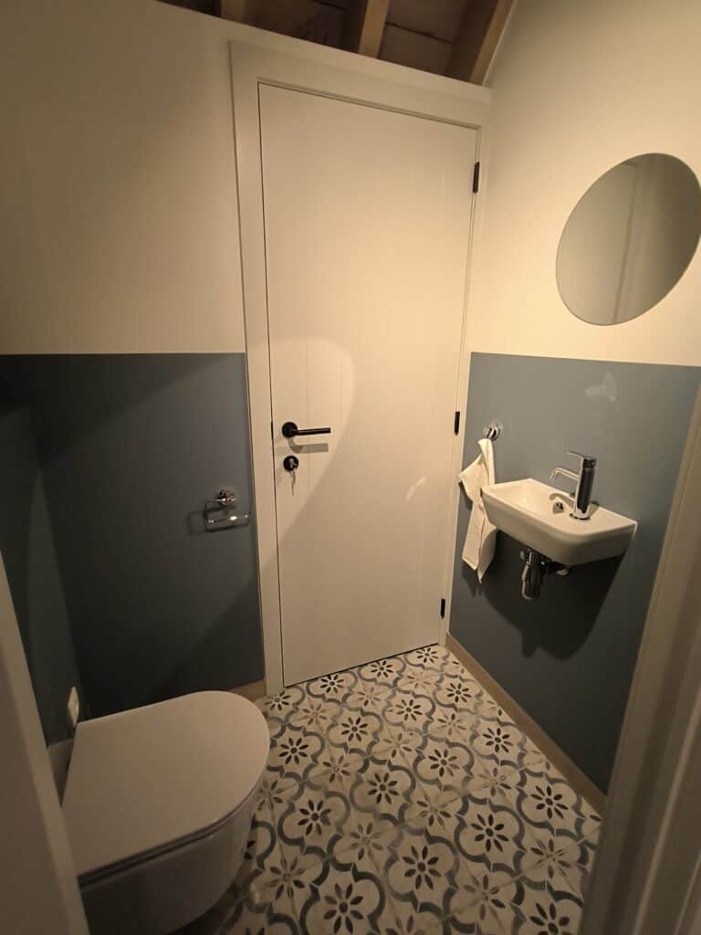 Toilet op het eerste verdiep van het brouwhuis van de vakantiewoning bij Hof van Sassenbroek in Tongeren-Borgloon, Haspengouw.