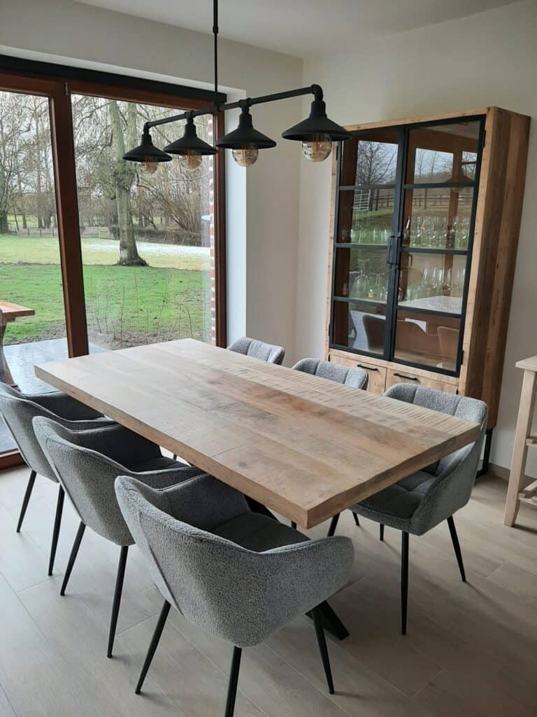 Eetgedeelte in de woonkamer van het brouwhuis bij Hof van Sassenbroek in Tongeren-Borgloon, Haspengouw.