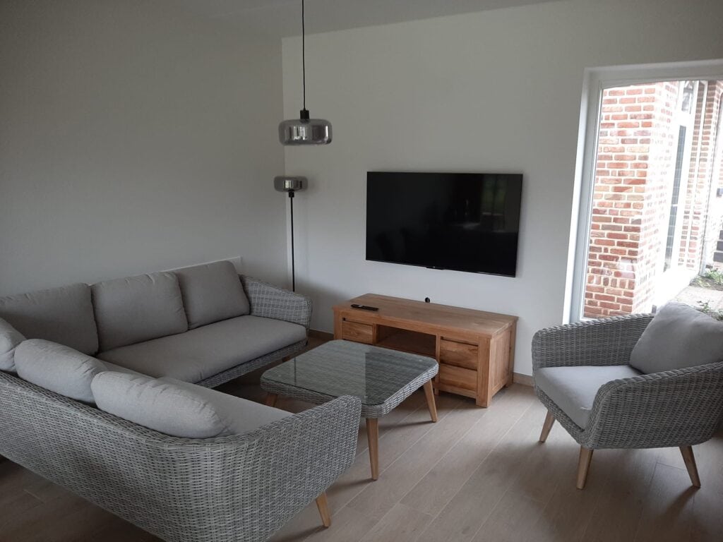 Zitgedeelte met televisie in het brouwhuis van de vakantiewoning bij Hof van Sassenbroek in Tongeren-Borgloon, Haspengouw.
