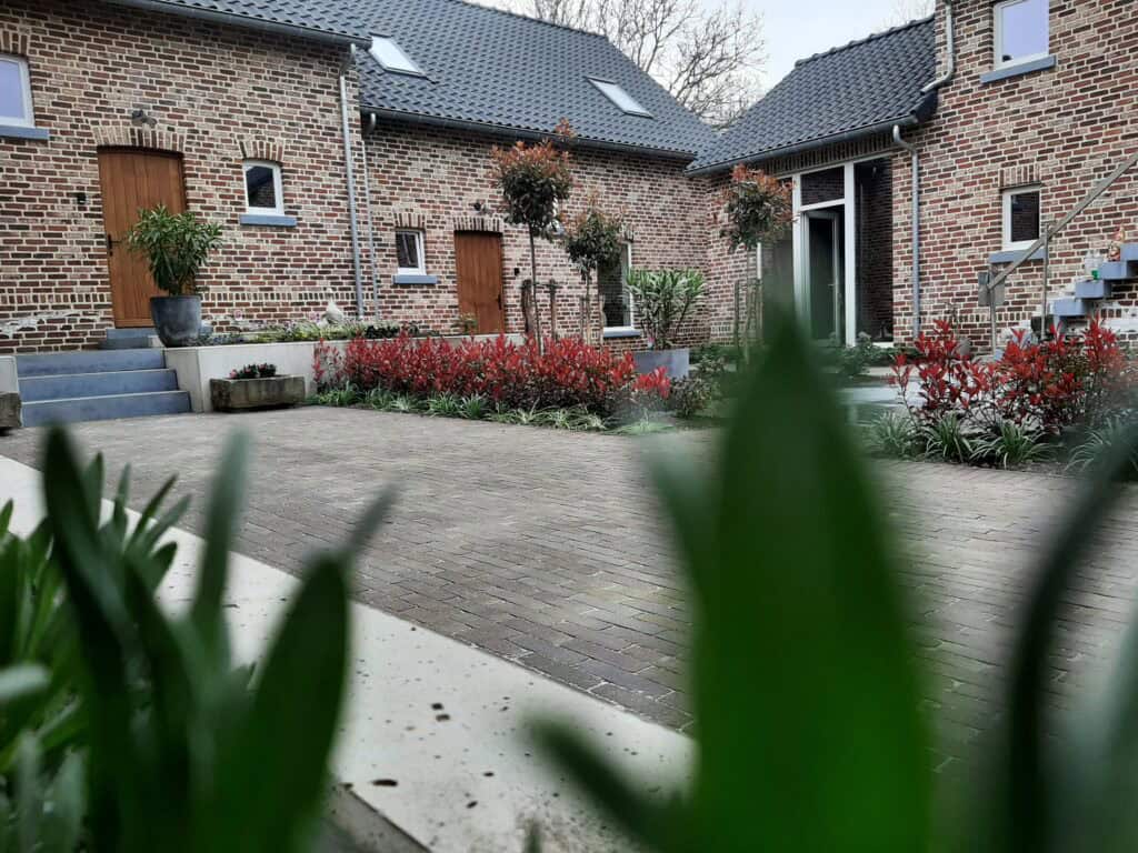 Bloemen en planten op de binnenkoer