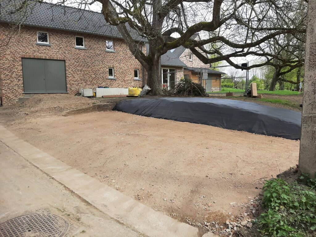 Binnenkoer onder de oude boom