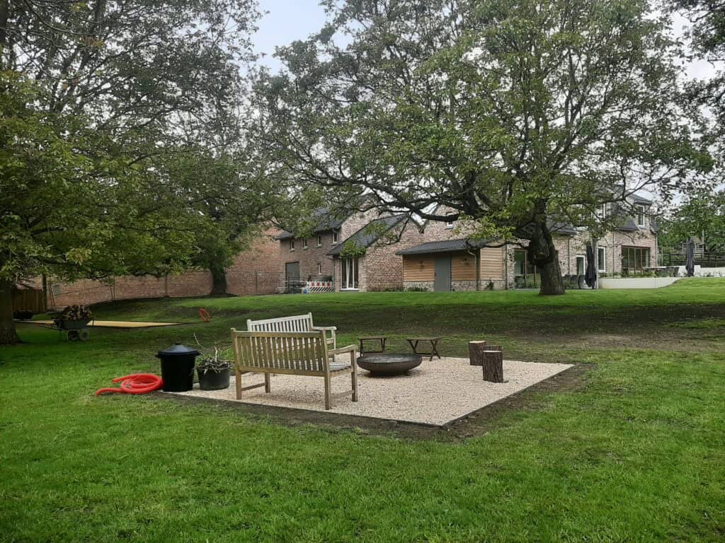 Tuin met speelruimte bij Hof van Sassenbroek