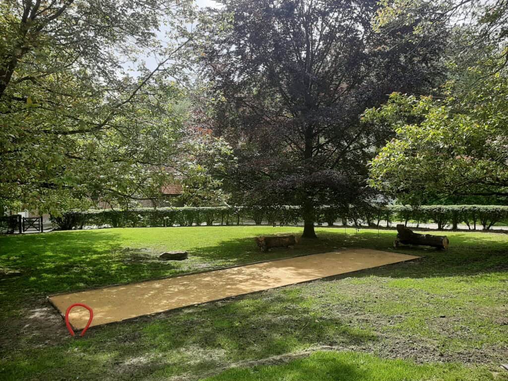 Tuin met trampoline en voetbaldoel