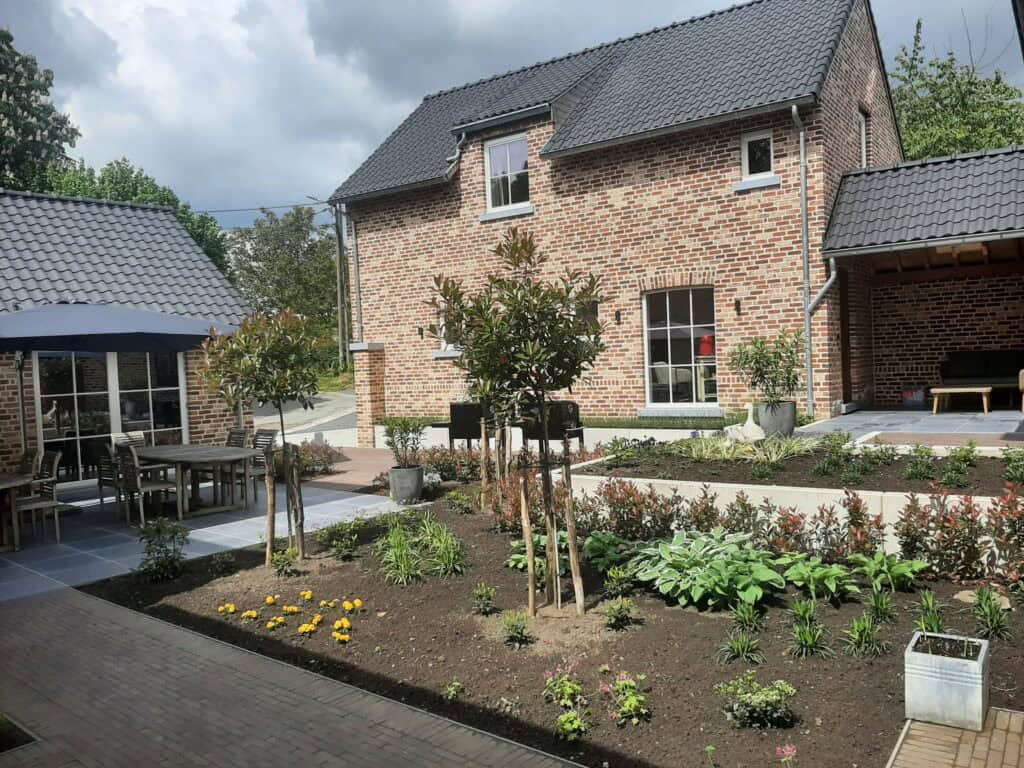 Aangelegde binnenkoer met bloemen