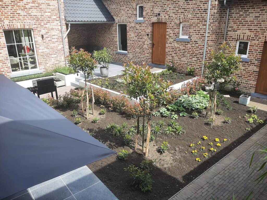 Aangelegde binnenkoer van Hof van Sassenbroek