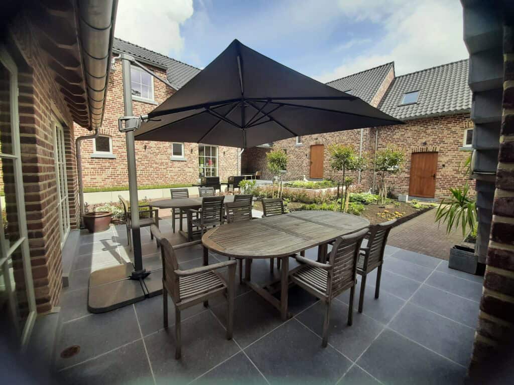 Terras met parasol aan de binnenkoer