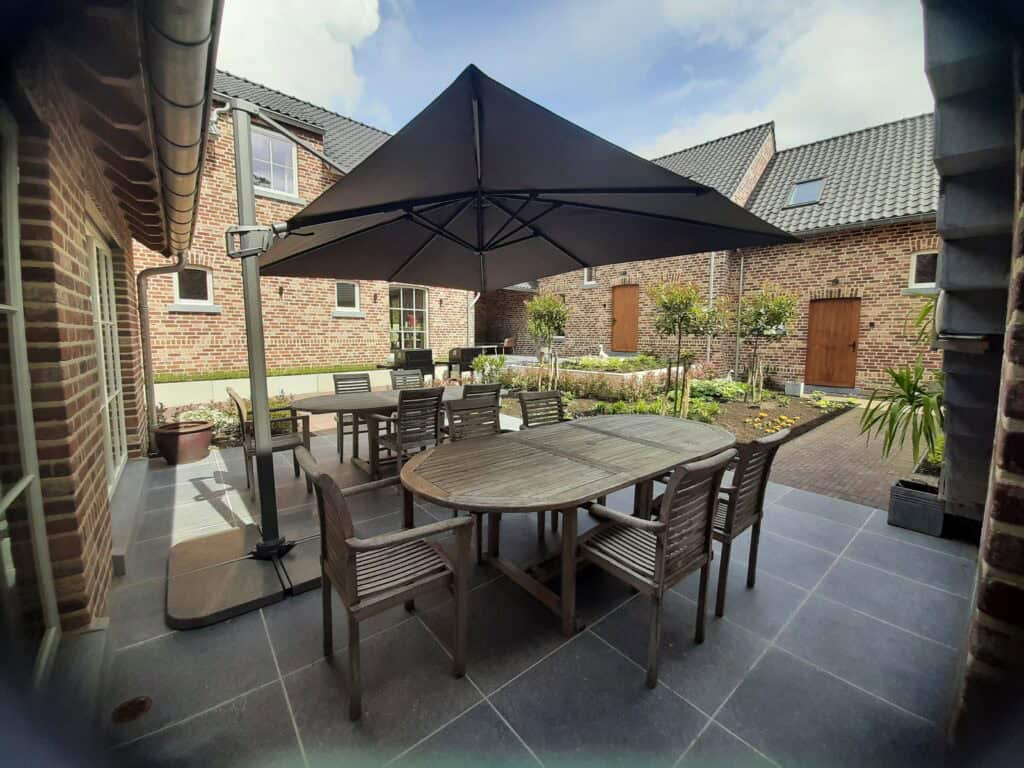 Overdekt terras aan de binnenkoer