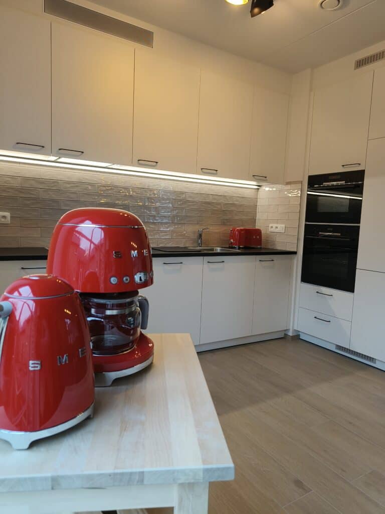 Keuken met rode broodrooster in 't Hooghuis