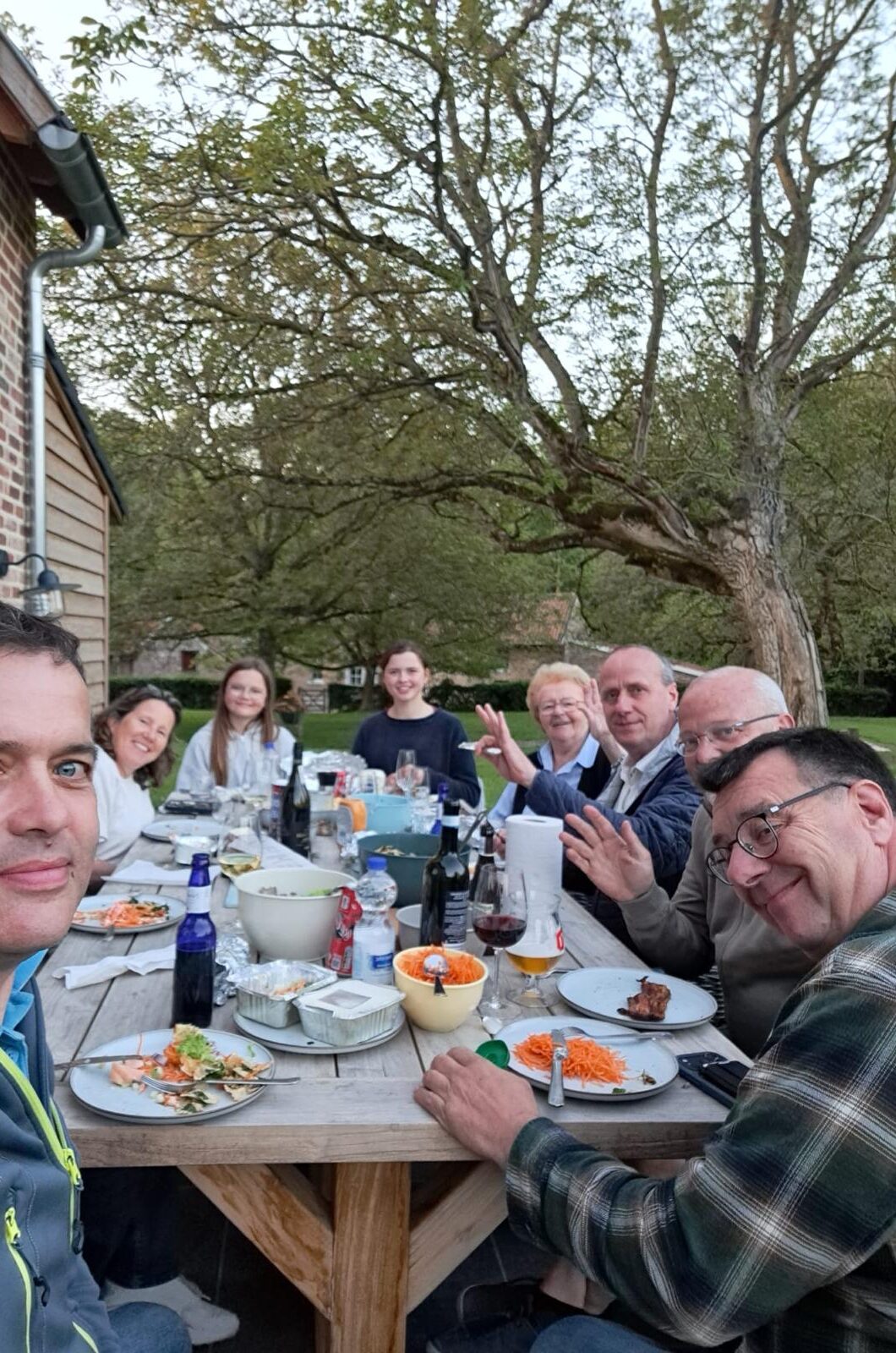Gezellig samenzijn aan tafel onder de boom