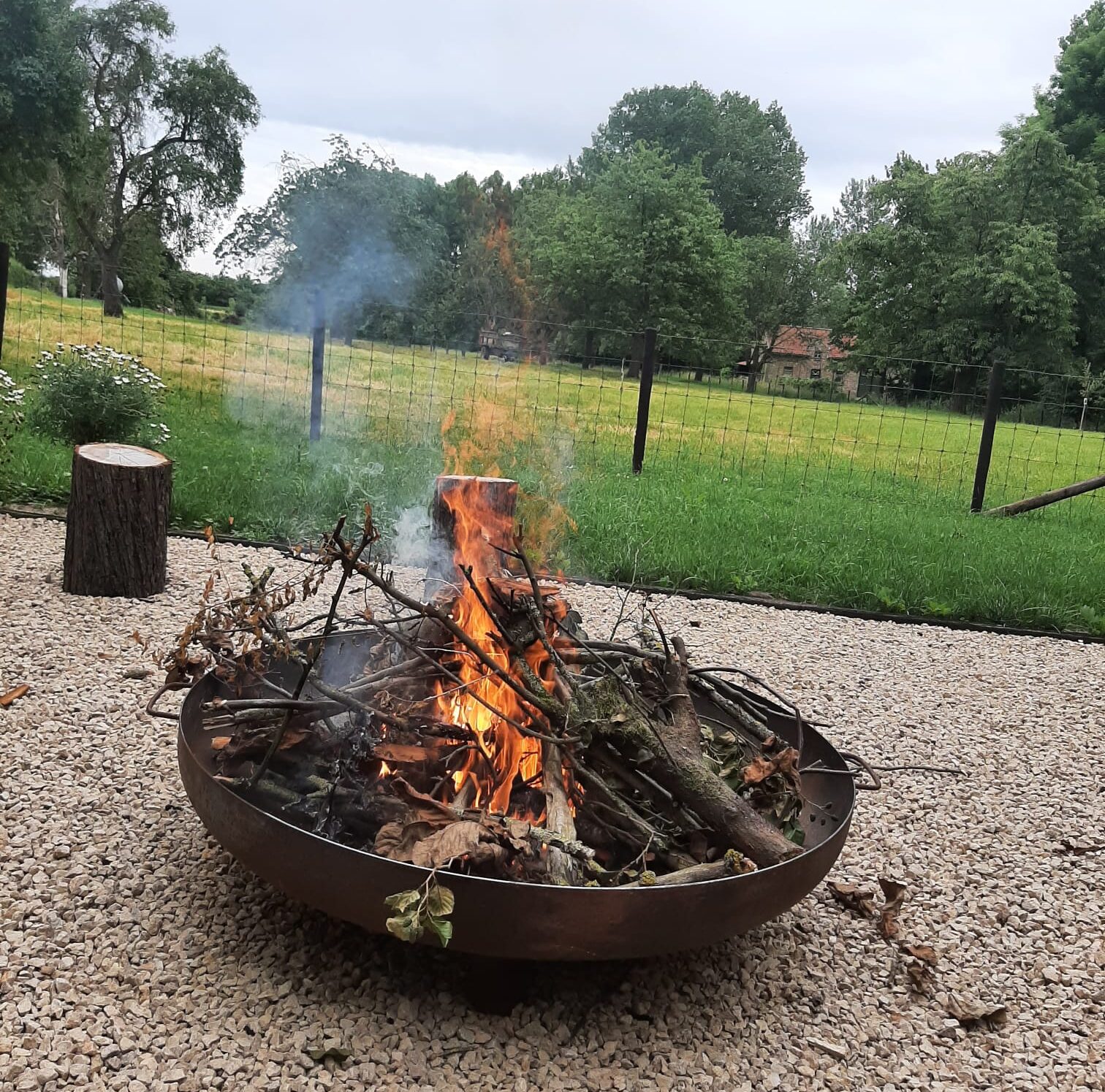 Vuurplaats in de tuin van Hof van Sassenbroek