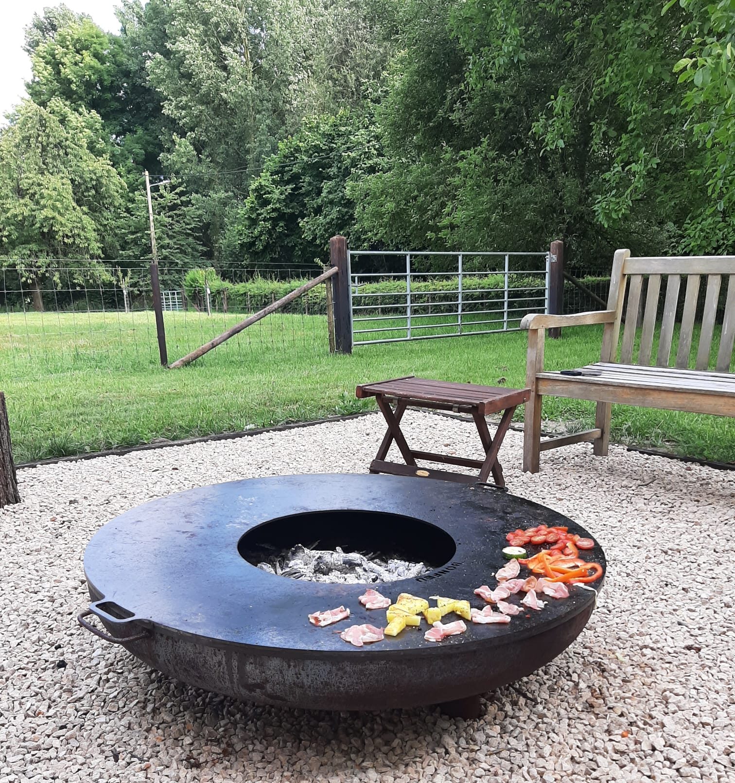 Ronde vuurplaats in de tuin